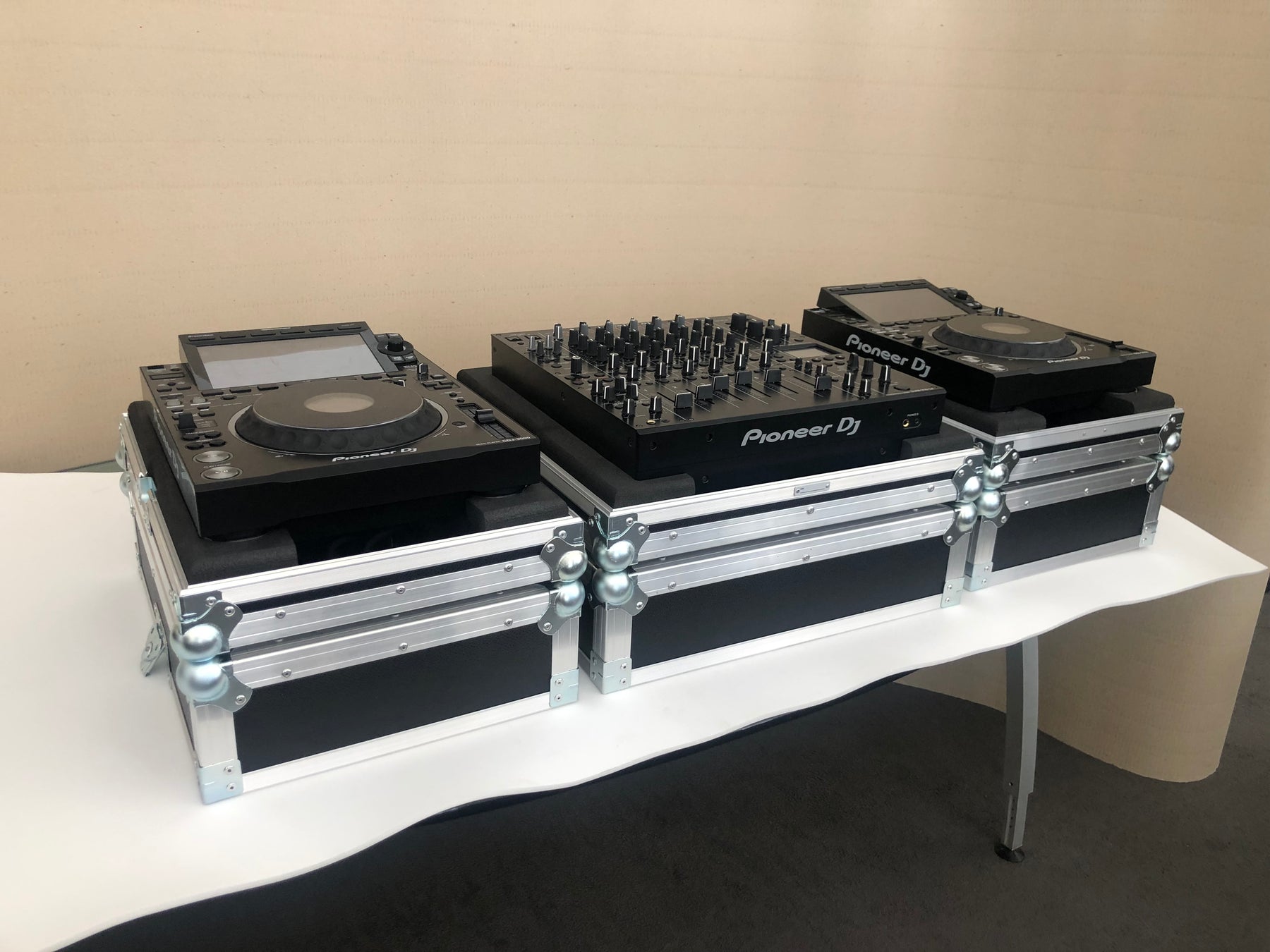 Santosom Flight cases for Pioneer DJ Set CDJ-3000 and DJM V10