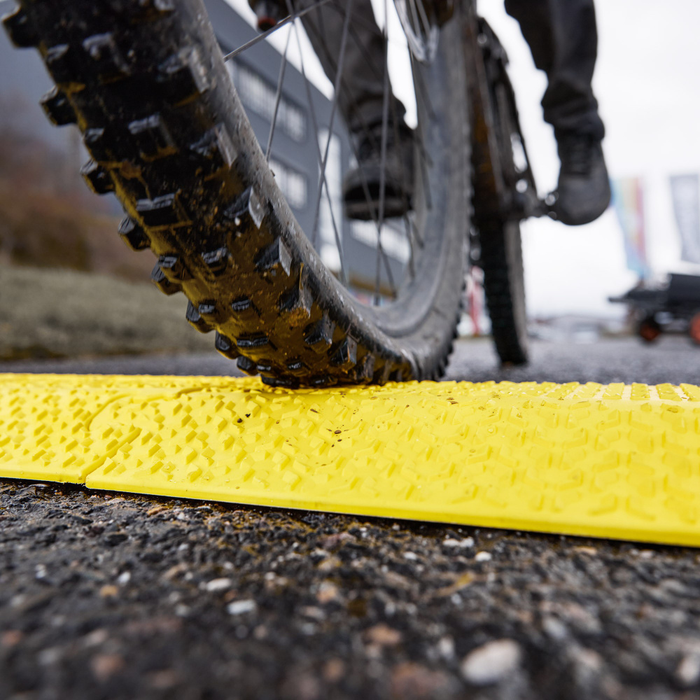 Adam Hall   Defender XPRESS 100 - cable protector, 100mm channel, yellow