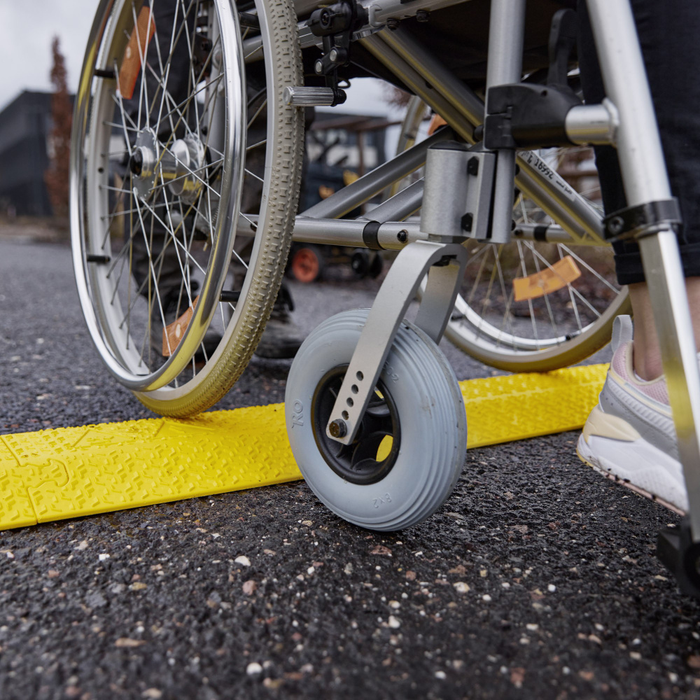 Adam Hall   Defender XPRESS 100 - cable protector, 100mm channel, yellow