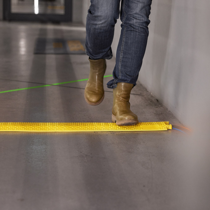 Adam Hall   Defender XPRESS 40 - cable protector, 40mm channel, yellow