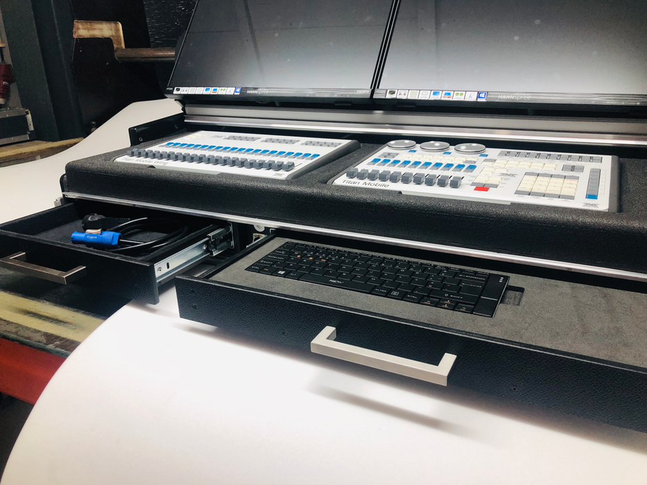 Santosom Lighting controller Flight case PRO-5, AVOLITES TITAN MOBILE & TITAN WING